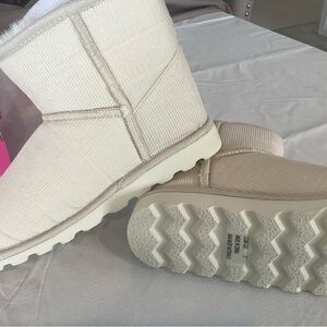 Womens cream colored corduroy boots
Size8